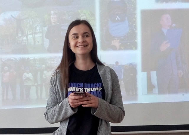 Студентка факультету філології і журналістики Марічка Яремчук декламує свій вірш Студентка факультету філології і журналістики Марічка Яремчук декламує свій вірш